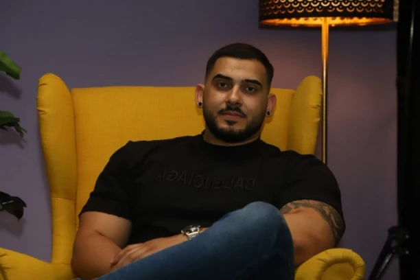 POZNATI FRAJERI ODLEPILI ZA NAŠIM PEVAČEM, NEPRESTANO GA MUVAJU: Šok-bomba o dešavanjima na estradi, sve isplivalo u javnost!