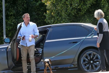 U JEKU PRIČA O RASPADU BRAKA, BEN AFLEK SE ČAŠĆAVA: Dok Dženifer traži utehu u porodici, on šopinguje