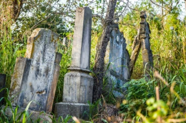 JEDVA VIDLJIVI GROBOVI IPAK NISU ZABORAVLJENI: Srbi danas u JUŽNOJ MITROVICI, među korovom i srušenim mermerom odaju počast svojim preminulima! (VIDEO)