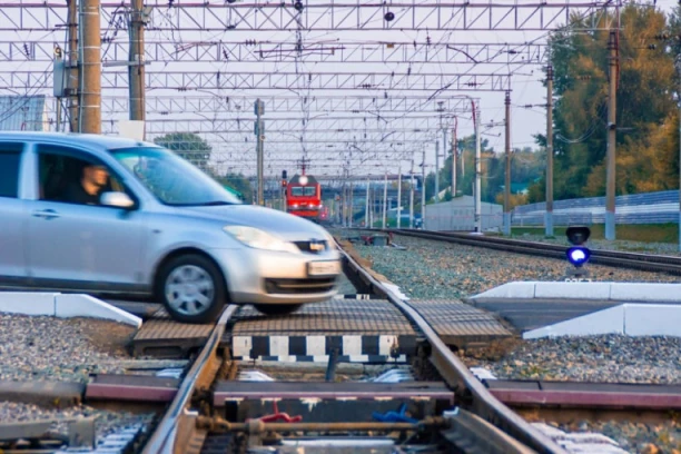RASTURIO GA JE U DELIĆU SEKUNDE: Vozač probio rampu i stao automobilom na šine! Naleteo voz, a onda se dogodilo ČUDO (VIDEO)