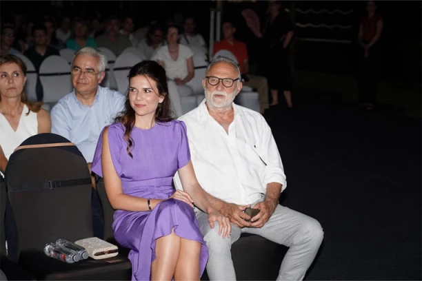 POŽELELA LJUBAV JELENE I NOVAKA: Devojka Lazara Ristovskog podigla prašinu fotomontažom na Instagramu!