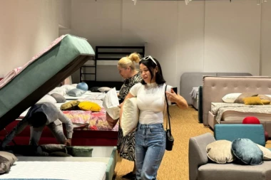 MLADENOVIĆKA POKUŠALA DA SE SAKRIJE POSLE RASKIDA! Uhvatili smo je dok je OPREMALA stan od 150.000 evra, sve ŠOKIRALA! (PAPARACO)