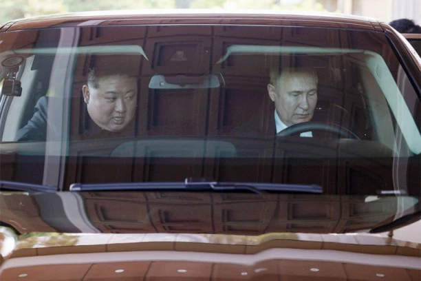 PUTIN PROVOZAO KIMA U LUKSUZNOJ MAŠINI: Hit snimak koji morate pogledati! Evo šta su uradili nakon toga (VIDEO)