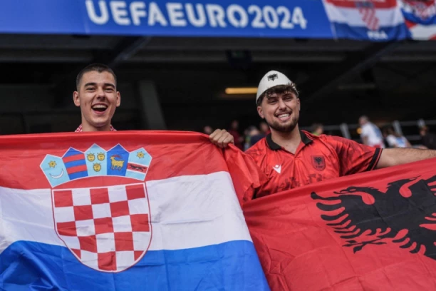UJEDINILA IH MRŽNJA PROTIV SRBIJE: Pogledajte sramno ponašanje ''civilizovanih'' Albanaca i Hrvata! (FOTO) (VIDEO)
