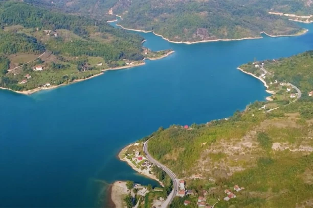 POTRESNI DETALJI UTAPANJA DEČAKA U JABLANIČKOM JEZERU: Sa bratom upao u vodu, čuvar uspeo da spase samo jednog!