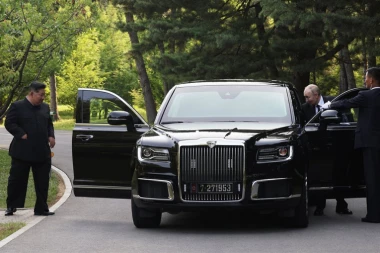 OVO JE ZVER KOJU JE PUTIN POKLONIO KIMU: Luksuzni automobil otporan na metke i bombe, a od cene će vam se ZAVRTETI U GLAVI!