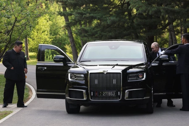 OVO JE ZVER KOJU JE PUTIN POKLONIO KIMU: Luksuzni automobil otporan na metke i bombe, a od cene će vam se ZAVRTETI U GLAVI!