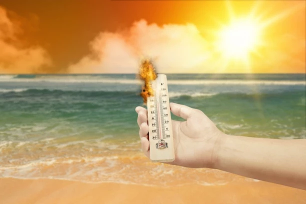 VODITELJ SKOČIO U VODU U PROGRAMU UŽIVO: Nije mogao da trpi VRUĆINU, hitno prekinuo emisiju! (VIDEO)