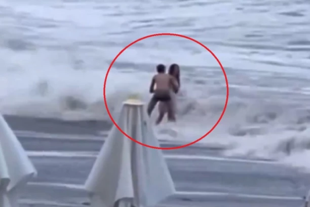 VRAG JE ODNEO ŠALU! Par uživao u romantici na plaži, a onda je nastao HOROR! Objavljen JEZIVI snimak (VIDEO)