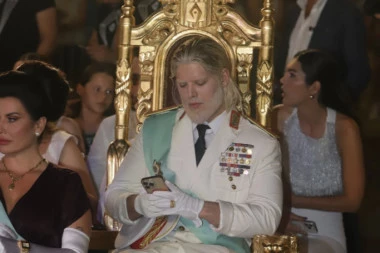 SKANDALOZAN STAJLING ADAMA ADAKTARA! Evo kako se pojavio na događaju! LJUDI GA ŠOKIRANO POSMATRALI!  NE LIČI NA SEBE (FOTO)