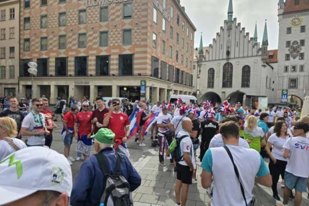 OVO SAMO SRBI MOGU! Naši navijači pevali devojci sa balkona "IZAĐI MALA", a onda je "mala" izašla i izazvala ODUŠEVLJENJE (VIDEO)