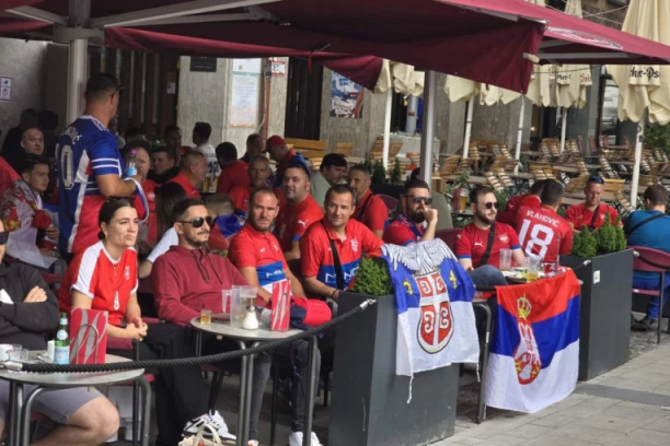 KOSOVO - SRBIJA ODJEKUJE MINHENOM! FEŠTA naših navijača pre meča sa Slovenijom (VIDEO)