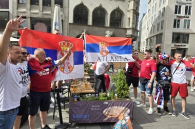 REPUBLIKA NA MARIENPLACU: Trg je ceo crveno-plavo-beo!