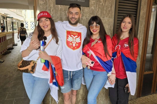 IZBOR ZA MIS SRPSKIH NAVIJAČICA U MINHENU - RAJ ZA OČI! LEPOTICE SA TROBOJKAMA NA SVE STRANE NA MARIENPLACU: Koja je najsavršenija? (FOTO GALERIJA)