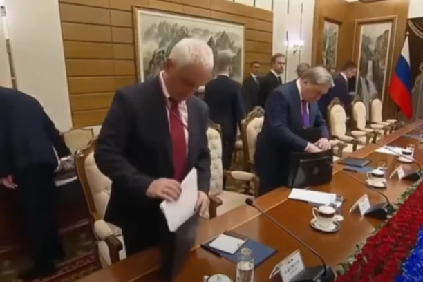 SKANDALČINA U PJONGJANGU! Rusi isterani iz sale, usudili se da urade nezamislivo u Severnoj Koreji (VIDEO)