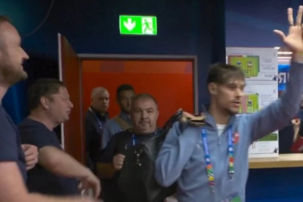 MOĆAN MOTIVACIONI MOMENAT! Pesma posvećena KOSMETU ODJEKUJE srpskom svlačionicom! Evo kako su REAGOVALI "ORLOVI"!