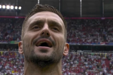 TADIĆ PEVAO HIMNU GLASNO KAO NIKAD PRE! Evo šta je kapiten PORUČIO saigračima kada se ZAVRŠILA! Potez Živkovića je sve ODUŠEVIO! (VIDEO)