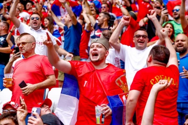 NAVIJAČI ISPRATILI "ORLOVE" U BOJ: Fudbaleri Srbije dobili veliki vetar u leđa u Cirihu