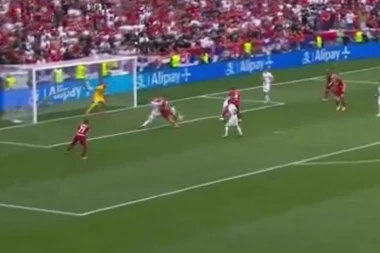 JOŠ SE TRESE! Mitrović "POLOMIO" prečku Oblakovog gola! Ubrzo su "orlovi" SUROVO kažnjeni! (VIDEO)