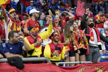 ŠPANSKI NAVIJAČI RAZBESNELI ALBANCE! DIZELDORFOM SE ORILO: Kosovo-Srbija! (VIDEO)