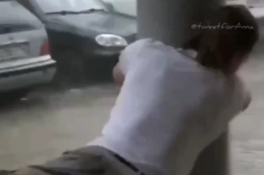 DVE OSOBE POGINULE, 35 POVREĐENO: Nezapamćena oluja protutnjala Moskvom (VIDEO)