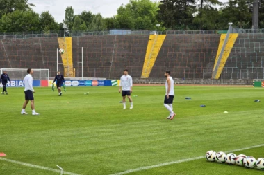 TO JE LUKA, HEROJ SRBIJE: Jović "spustio roletnu" Slovencima, pa prvi istrčao na trening Srbije