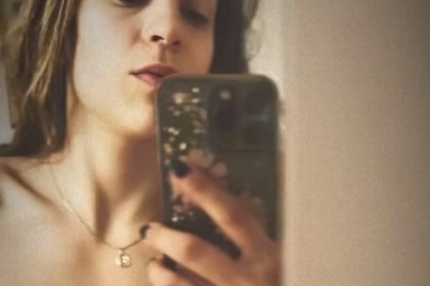 GLUMICA VRELIM KADROVIMA PODIGLA TEMPERATURU! U bikiniju se UVIJALA ispred ogledala, sve snimila i okačila na mreže!