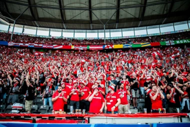 SKANDAL NA EVROPSKOM PRVENSTVU! DIVLJALI POSLE GOLA, PA GURNULI PROTIVNIČKOG NAVIJAČA NIZ TRIBINU! Hitno prevezen u bolnicu!