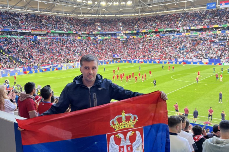 SAVO GLUMI HUMANISTU! POKLANJA SIĆU, A TROŠI HILJADE EVRA! Zar u opoziciji misle da smo travu pasli?