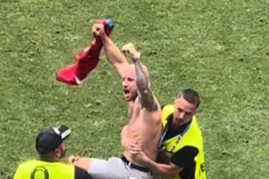 SRBIN ULETEO NA TEREN I RVAO SE SA REDARIMA DA POKAŽE MITROV DRES NA EVRO: Nije samo Jović bio u centru pažnje protiv Slovenije (VIDEO)