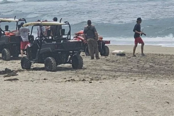 SCENE UŽASA NA POPULARNOJ PLAŽI: Bračni par UMIRAO U MUKAMA naočigled šestoro dece! Sinovi pokušali da spasu roditelje, ali nisu uspeli
