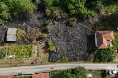 GUST DIM PREKRIO NASELJE, JEDVA SE DIŠE: Veliki požar izbio u čačanskom naselju Ljubić, izgorelo preko 15 ari niskog rastinja (FOTO)