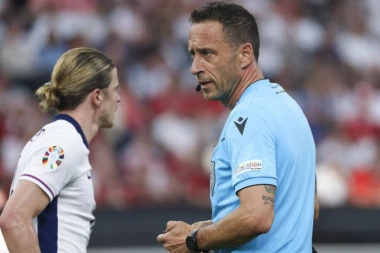 ZA USPOMENU I DUGO SEĆANJE: Portugalski sudija Artur Soareš Dijaš sa svakog takmičenja ponese suvenir