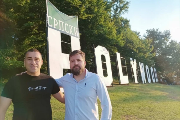 SRPSKI HOLIVUD ZASIJAO NOVIM SJAJEM I DOBIO ŠAJKAČU! Ivo Car uz pomoć brata napravio nova dobro poznata slova na krovu Šumadije! (FOTO)