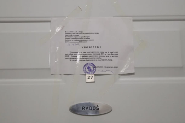 PAKAO IZA VRATA MRTVE VOŽDOVČANKE! KOMŠIJE OTKRILE JEZIVE DETALJE NJENOG ŽIVOTA: "Zloslutna tišina tog stana, poslednjih dana je izgledala katastrofalno"