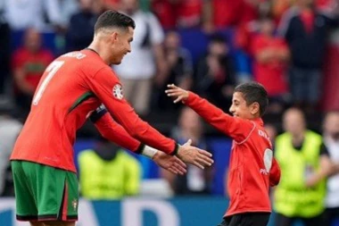 KAKAV GEST KRISTIJANA! Klinac NADMUDRIO obezbeđenje i ULETEO zbog Ronalda! Evo šta je Portugalac URADIO!