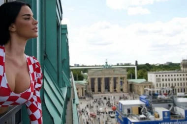 KOMŠIJE U ČUDU: Najpoznatija hrvatska starleta skinula kockasti dres - evo šta je učinila! (VIDEO)