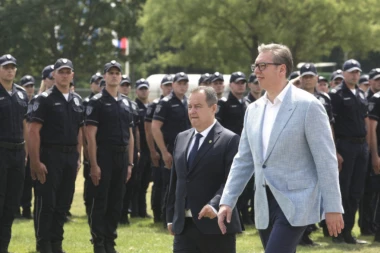 VUČIĆ NA CENTRALNOJ SVEČANOSTI DANA MUP I POLICIJE POSLAO MOĆNU PORUKU: Srpska policija je narodna policija, budite spremni na teške zadatke! (FOTO/VIDEO)