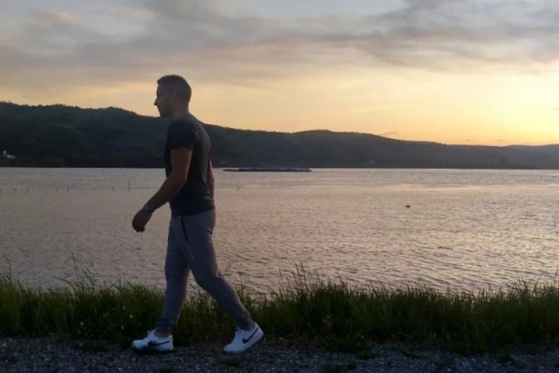 STVAR JE KUĆNOG VASPITANJA: Tradicija se prenosi sa oca na sina - prva slova se uče uz "Srpski Telegraf" i "Niže lige" na Republika.rs!