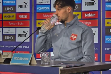 BIRMANČEVIĆ IMA SVOJ RITUAL: Evo ZAŠTO pre SVAKOG meča stoji BOS po nekoliko minuta na travi stadiona