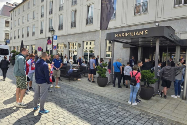 NAVIJAČI SRBIJE NE GUBE VERU: OGROMNA PODRŠKA "ORLOVIMA" ISPRED HOTELA! Englezi i Slovenci su imali sreće, POBEDIĆEMO DANSKU! (FOTO+VIDEO)