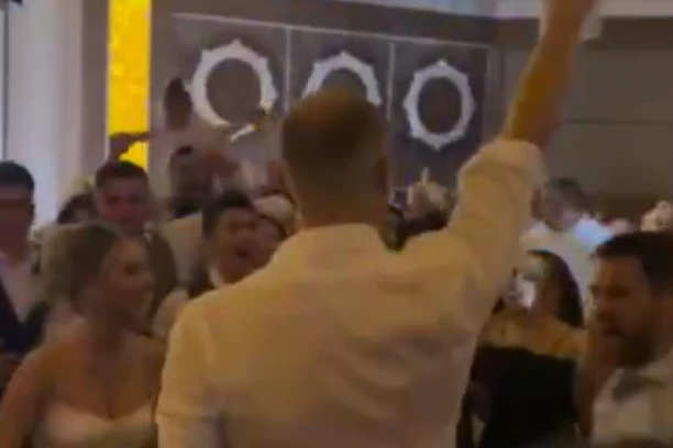 SMAILAGIĆ (OPET) SRAMNO VREĐAO ZVEZDU: PONOVO ga "ponela" pesma na svojoj SVADBI (VIDEO)