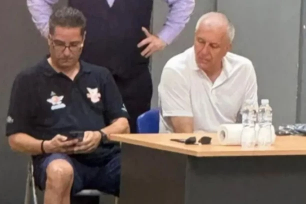 OBRADOVIĆ PREPISUJE OD SFEROPULOSA! Žoc UHVAĆEN na delu, špijunira Zvezdinog trenera (FOTO)