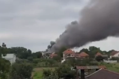 OGROMAN POŽAR KOD SURČINA! Gori objekat od 2.000 kvadrata, veliki broj vatrogasaca na terenu! (VIDEO)