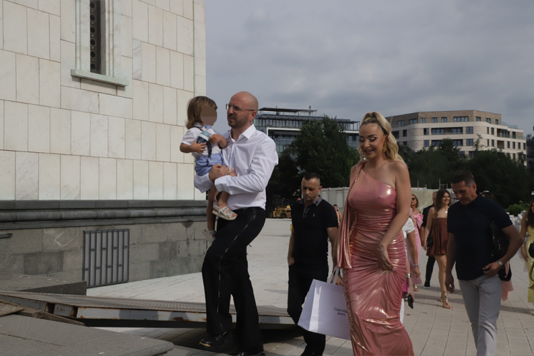 Maja sa suprugom i sinom