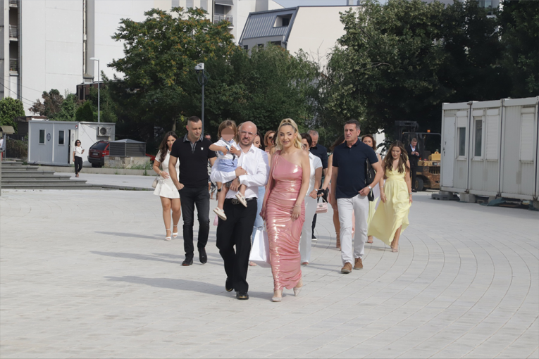 Maja sa suprugom i sinom