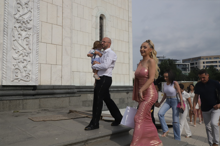 Maja sa suprugom i sinom