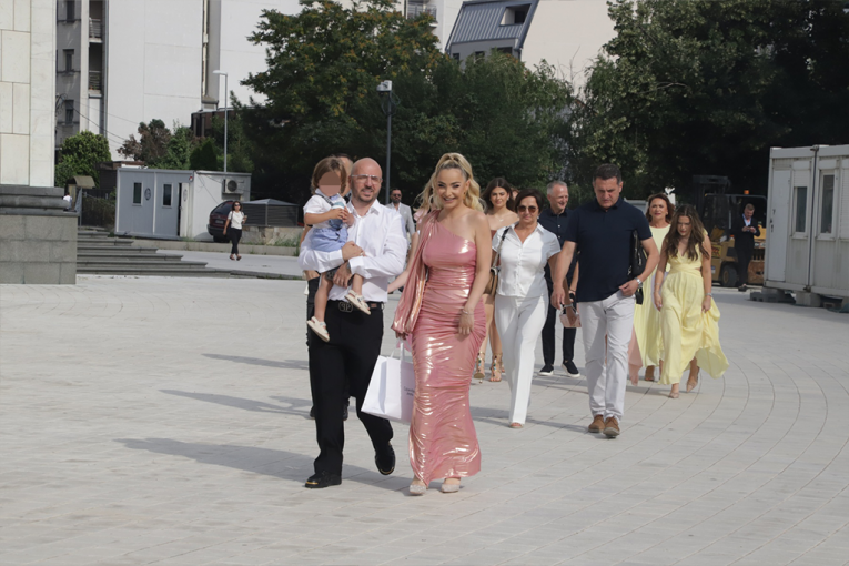 Maja sa suprugom i sinom