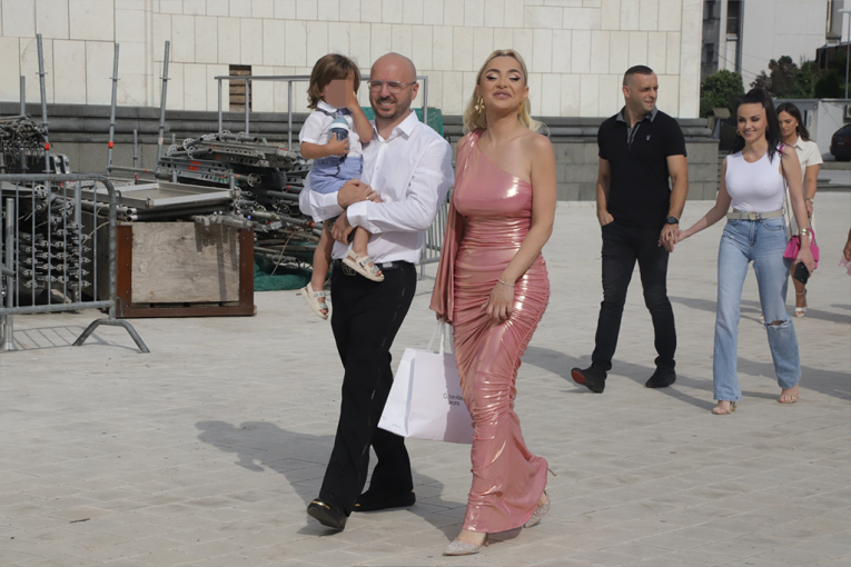 Maja sa suprugom i sinom