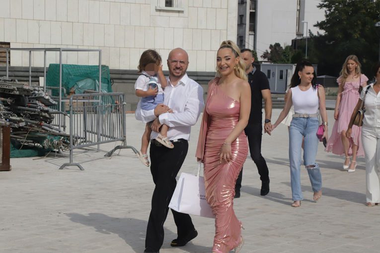 Maja sa suprugom i sinom